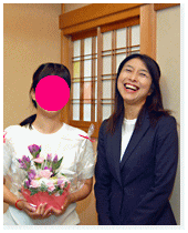 京都の結婚相談所 / アムズブライダル ホーム画像E 結婚相談所で成婚者と一緒に写真撮影